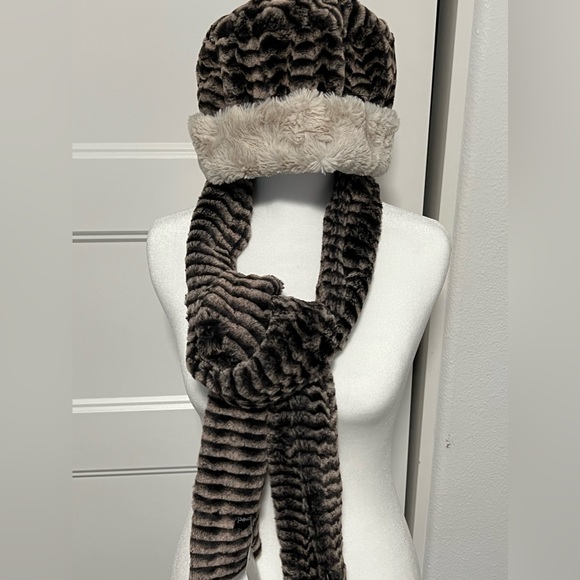 Matching scarf and hat! Handmade. Beautiful and soft - Picture 1 of 5